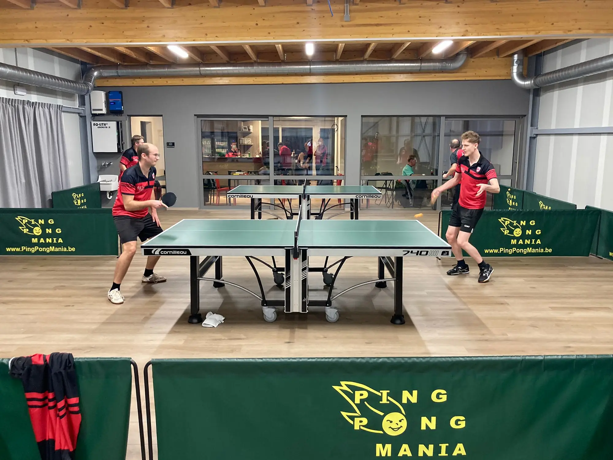 Twee clubspelers aan tafel in het clublokaal